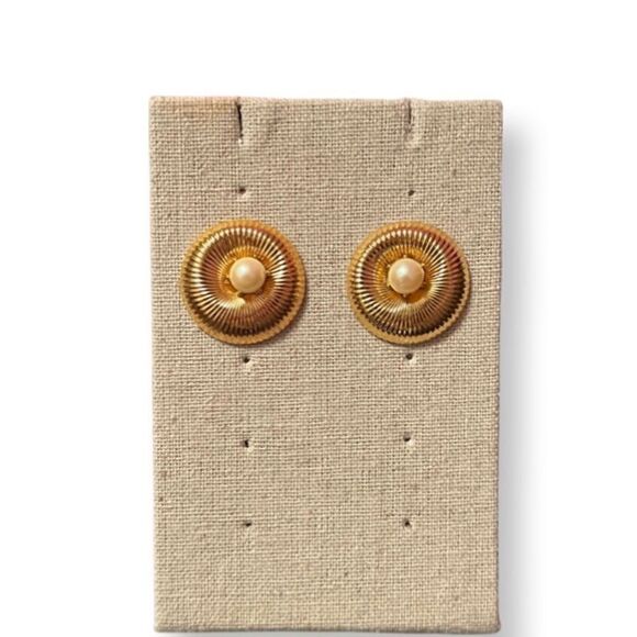 🤯5/$20🤯 Vintage Gold And Pearl Stud Earrings - Picture 1 of 1